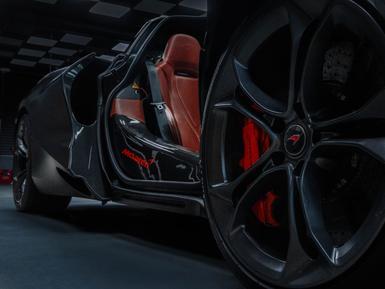Detailed view of a McLaren cars luxurious interior and wheel, highlighting its elegant design in Ankara, Türkiye.